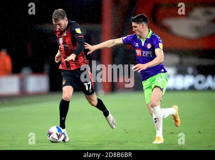 Jack Stacey (à gauche) de l'AFC Bournemouth et Callum O'Dowda de Bristol City se battent pour le ballon lors du match du championnat Sky Bet au stade Vitality, à Bournemouth. Banque D'Images