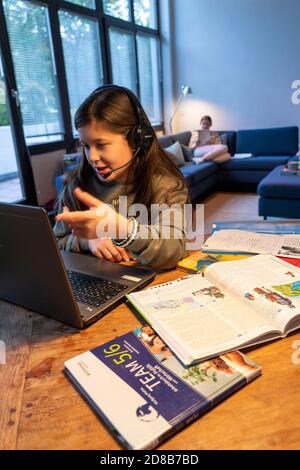 Homeschooling, 2 filles, sœurs, 11 ans, apprentissage à la maison, apprentissage à la maison, cours à la maison, apprentissage à distance, chat avec les enseignants et la classe Banque D'Images