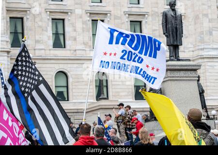 St. Paul, Minnesota. United We Stand & Patriots March. Les manifestants se rassemblent pour soutenir Trump et contre les politiques pangouvernementales de lutte contre la pandémie, selon eux, sont infri Banque D'Images