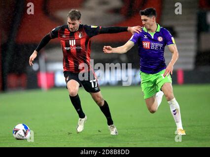 Jack Stacey (à gauche) de l'AFC Bournemouth et Callum O'Dowda de Bristol City se battent pour le ballon lors du match du championnat Sky Bet au stade Vitality, à Bournemouth. Banque D'Images