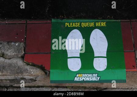 york, Royaume-Uni, angleterre, 25-10-2020, porte du pub avec affiche sur la porte demandant aux clients d'attendre d'être escortés dans la proerty Banque D'Images