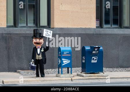 Minneapolis, Minnesota. Les employés des postes se rassemblent pour exiger que le Congrès agisse pour sauver le service postal. M. moneyBags portant un panneau de protestation. Banque D'Images