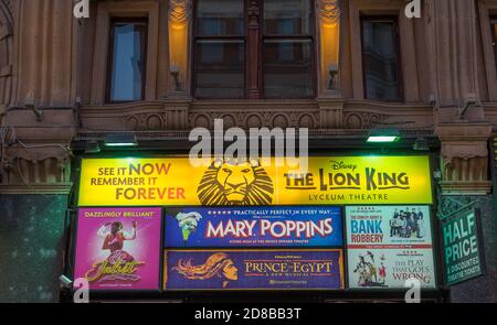 West End Theatre affiche des publicités au-dessus d'une boutique de billets à Leicester Square. Londres Banque D'Images