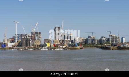 Travaux de construction du quai Trinity Buoy par une journée ensoleillée. Canning Town, Londres Banque D'Images