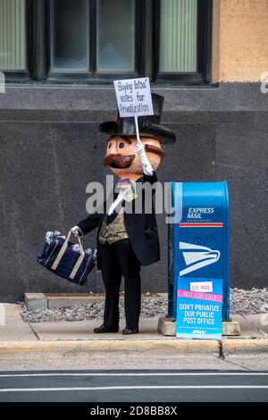 Minneapolis, Minnesota. Les employés des postes se rassemblent pour exiger que le Congrès agisse pour sauver le service postal. M. moneyBags portant un panneau de protestation. Banque D'Images