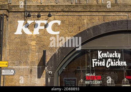 Restaurant de restauration rapide KFC sous les arches de la gare de Waterloo. Londres Banque D'Images