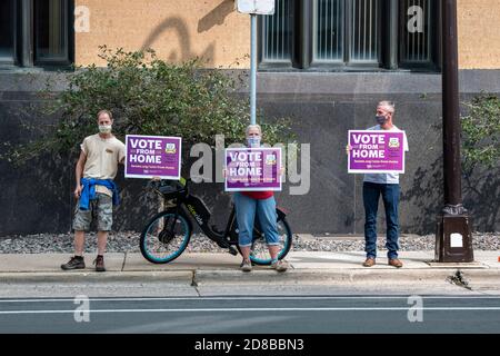 Minneapolis, Minnesota. Les employés des postes se rassemblent pour exiger que le Congrès agisse pour sauver le service postal. Les manifestants tiennent des panneaux indiquant le vote depuis leur domicile. Banque D'Images