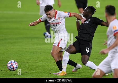 SÉVILLE, ESPAGNE - OCTOBRE 28 : munir du FC Sevilla et Jeremy Doku du Stade Rennais pendant le match de stade E du groupe de la Ligue des champions de l'UEFA entre le FC Sevilla et le Stade Rennais à l'Estadio Ramon Sanchez-Pizjuan, le 28 octobre 2020 à Séville, Espagne. (Photo de Juan Jose Ubeda/ MB Media). Banque D'Images