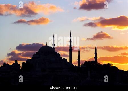 mosquée bleue avec ciel rouge au coucher du soleil à istanbul Banque D'Images