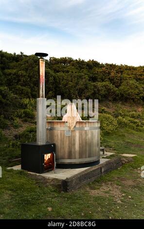 Fille dans le bain à remous à la ferme Lawnsgate glamping juillet 2020 Banque D'Images