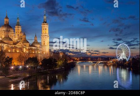 Basilique catholique El Pilar qui réfléchit sur la rivière Ebro. Saragosse, Espagne Banque D'Images