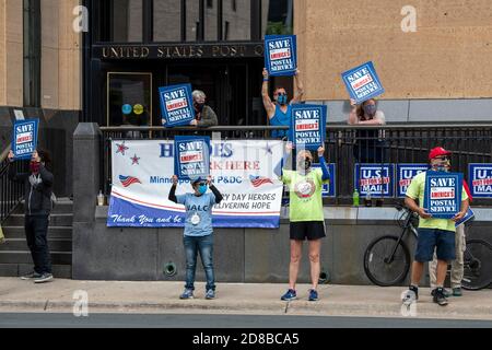 Minneapolis, Minnesota. Les employés des postes se rassemblent pour exiger que le Congrès agisse pour sauver le service postal. Des manifestants avec des masques tenant des signes Banque D'Images