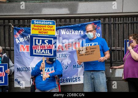 Minneapolis, Minnesota. Les employés des postes se rassemblent pour exiger que le Congrès agisse pour sauver le service postal. Des manifestants avec des masques tenant des signes Banque D'Images