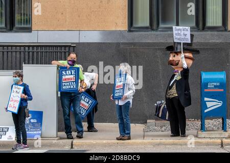 Minneapolis, Minnesota. Les employés des postes se rassemblent pour exiger que le Congrès agisse pour sauver le service postal. M. moneyBags portant un panneau de protestation. Banque D'Images