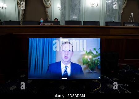 (201028) -- WASHINGTON, le 28 octobre 2020 (Xinhua) -- le PDG de Facebook Mark Zuckerberg est vu sur un écran lors de l'audition du Comité sénatorial américain sur le commerce, la science et les transports intitulé « l'immunité radicale de la Section des héros Enable Big Tech Bad Behavior? » Sur Capitol Hill à Washington, DC, les États-Unis, le 28 octobre 2020. (Michael Reynolds/Pool via Xinhua) Banque D'Images