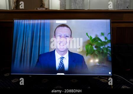 (201028) -- WASHINGTON, le 28 octobre 2020 (Xinhua) -- le PDG de Facebook Mark Zuckerberg est vu sur un écran lors de l'audition du Comité sénatorial américain sur le commerce, la science et les transports intitulé « l'immunité radicale de la Section des héros Enable Big Tech Bad Behavior? » Sur Capitol Hill à Washington, DC, les États-Unis, le 28 octobre 2020. (Michael Reynolds/Pool via Xinhua) Banque D'Images