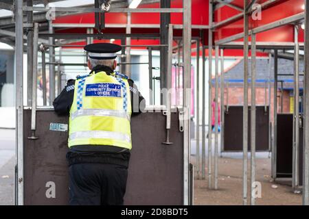 Barnsley, South Yorkshire, Angleterre - 24 octobre - agent de soutien communautaire de la police au marché dans le centre-ville de Barnsley. Banque D'Images