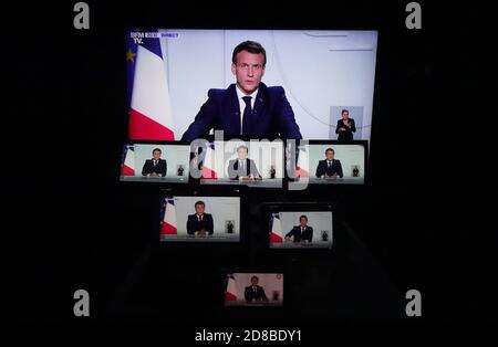 Paris, France. 28 octobre 2020. Les écrans montrent que le président français Emmanuel Macron a prononcé un discours télévisé à Paris, en France, le 28 octobre 2020. La France va entrer dans le confinement national à partir de vendredi pour endiguer la deuxième vague de l'épidémie du coronavirus, a annoncé mercredi soir le président Emmanuel Macron. Credit: Gao Jing/Xinhua/Alamy Live News Banque D'Images