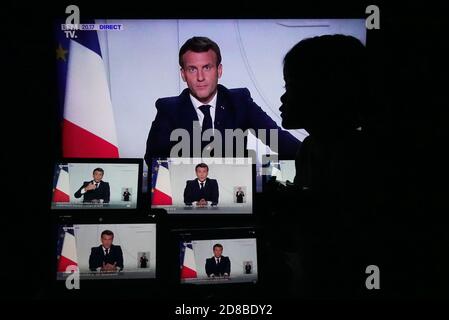 Paris, France. 28 octobre 2020. Un enfant regarde le discours télévisé du président français Emmanuel Macron à Paris, en France, le 28 octobre 2020. La France va entrer dans le confinement national à partir de vendredi pour endiguer la deuxième vague de l'épidémie du coronavirus, a annoncé mercredi soir le président Emmanuel Macron. Credit: Gao Jing/Xinhua/Alamy Live News Banque D'Images