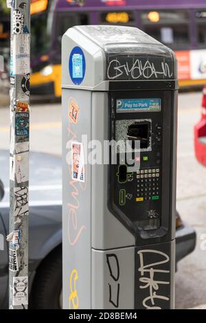 Seattle, États-Unis. 28 octobre 2020. Tard dans la journée, un compteur de stationnement cassé sur Pine Street dans le centre-ville. La ville est aux prises avec une augmentation de la criminalité depuis le début de la Covid-19 rester à la maison ordre. Crédit : James Anderson/Alay Live News Banque D'Images