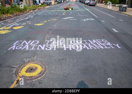 Minneapolis, Minnesota. Rue à la fin les crimes contre l'humanité écrits sur elle au site commémoratif de George floyd. Banque D'Images