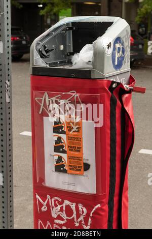 Seattle, États-Unis. 28 octobre 2020. Tard dans la journée, un compteur de stationnement cassé sur Pine Street dans le centre-ville. La ville est aux prises avec une augmentation de la criminalité depuis le début de la Covid-19 rester à la maison ordre. Crédit : James Anderson/Alay Live News Banque D'Images