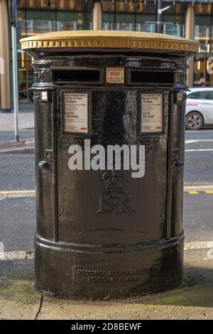 Bedford Street, Belfast, Royaume-Uni. 27 octobre 2020. En reconnaissance du mois de l'histoire des Noirs, les boîtes postales ont été peintes en noir et en or. Credit: Bonzo/Alay Live News Banque D'Images