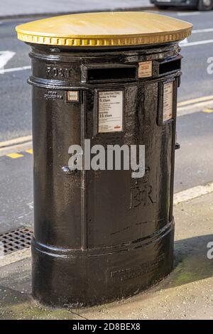 Bedford Street, Belfast, Royaume-Uni. 27 octobre 2020. En reconnaissance du mois de l'histoire des Noirs, les boîtes postales ont été peintes en noir et en or. Credit: Bonzo/Alay Live News Banque D'Images