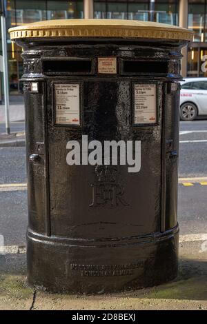 Bedford Street, Belfast, Royaume-Uni. 27 octobre 2020. En reconnaissance du mois de l'histoire des Noirs, les boîtes postales ont été peintes en noir et en or. Credit: Bonzo/Alay Live News Banque D'Images