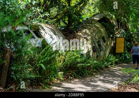 Épave de l'avion cargo C-47 exposé sur les marchés du patrimoine de Kuranda, Atherton Tablelands, Queensland du Nord, Australie Banque D'Images