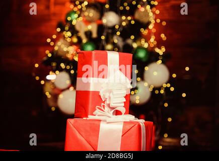 Préparez des cadeaux surprise pour la famille. Cadeau du Père Noël. Composition avec boîte cadeau ruban noeud. Cadeaux ou cadeaux emballés en rouge. Préparez-vous pour noël et le nouvel an. Concept d'emballage de cadeaux. Moments magiques. Banque D'Images