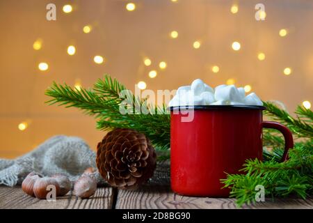 Un cercle rouge de fer sur le fond d'une branche d'épinette avec un cône et des écrous. Arrière-plan de Noël. Carte de Noël. Banque D'Images