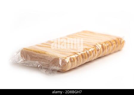 Biscuits Lady Finger enveloppés sur fond blanc Banque D'Images