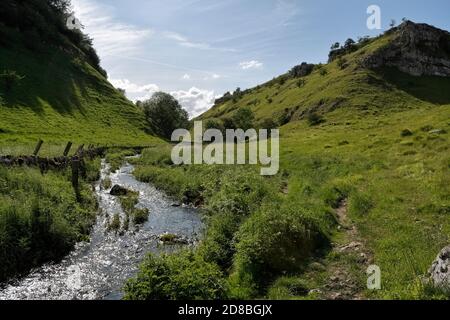 River lathkill dale, Derbyshire Peak District National Park, paysage pittoresque, Angleterre Royaume-Uni, ruisseau Moorland anglais Banque D'Images