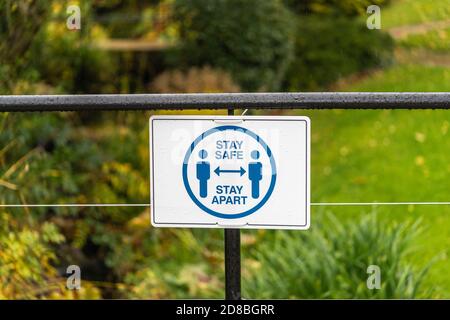 Un panneau « Stay Away safe Apart » sur un jour pluvieux - Covid 19 social distance mesures à l'Université de Southampton octobre 2020, Angleterre, Royaume-Uni Banque D'Images