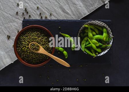 Bols avec haricots mung et gousses d'edamame. Soja vert et légumineuses saines. Banque D'Images