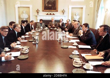 Dans cette photo publiée par la Maison Blanche, le président américain Ronald Reagan et ses conseillers rencontrent le ministre israélien des Affaires étrangères Yitzhak Shamir dans la salle du Cabinet de la Maison Blanche à Washington, DC, le 14 mars 1983. De gauche à droite : David Kimche, directeur du ministère des Affaires étrangères; FM Shamir; Benjamin Netanyahou, responsable de l'ambassade d'Israël; Eli Rubenstein, conseiller juridique du ministère des Affaires étrangères; Yosi Ben-aharon, chef du cabinet du ministre des Affaires étrangères; Geoffrey Kemp, membre du personnel du Conseil national de sécurité (NSC); Morris Draper, ambassadeur des États-Unis auprès de l'Isra Banque D'Images