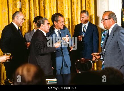 Le secrétaire général du Parti communiste de l’Union soviétique Leonid Brejnev et le président américain Richard M. Nixon tiennent des verres de champagne après avoir signé un accord intitulé “coopération scientifique et technique dans le domaine des utilisations pacifiques de l’énergie atomique” dans la salle est de la Maison Blanche Washington, DC, le jeudi 21 juin 1973. De gauche à droite : Anatoliy F. Dobrynin, ambassadeur de l'URSS aux États-Unis ; secrétaire Brejnev ; président Nixon ; vice-président américain Spiro Agnew et secrétaire américain au Trésor George P. Shultz.Credit : Benjamin E. « Gene » forte/CNP | Banque D'Images