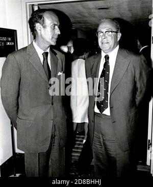 Le secrétaire au Trésor des États-Unis George P. Shultz, à droite, et le ministre de l'économie et des Finances Valéry Giscard d'Estaing, de la France, à gauche, sont photographiés lors de la troisième réunion du Fonds monétaire international (FMI) depuis septembre 1972. Le groupe des vingt discute des réformes monétaires internationales.Credit: Benjamin E. 'Gene' forte/CNP | usage dans le monde entier Banque D'Images