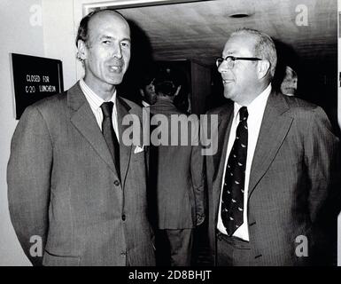 Le secrétaire au Trésor des États-Unis George P. Shultz, à droite, et le ministre de l'économie et des Finances Valéry Giscard d'Estaing, de la France, à gauche, sont photographiés lors de la troisième réunion du Fonds monétaire international (FMI) depuis septembre 1972. Le groupe des vingt discute des réformes monétaires internationales.Credit: Benjamin E. 'Gene' forte/CNP | usage dans le monde entier Banque D'Images