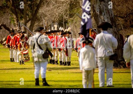 Détenant un drapeau de la « liberté », les acteurs représentant les rebelles américains affrontent Redcoats lors de la reconstitution historique d'une guerre révolutionnaire américaine dans un Huntingt Banque D'Images