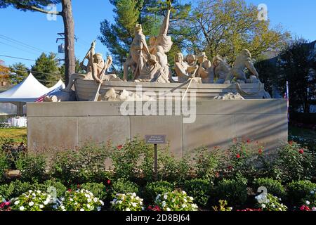 WASHINGTON CROSSING, PA –17 OCT 2020- vue d'un monument en calcaire commémorant Washington traversant le Delaware dans le parc historique de Washington Crossing Banque D'Images