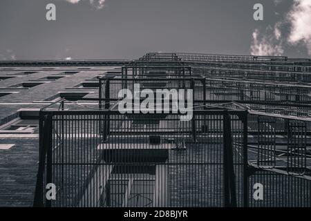 Photo à angle bas des escaliers de sortie de feu dans un bâtiment en niveaux de gris Banque D'Images