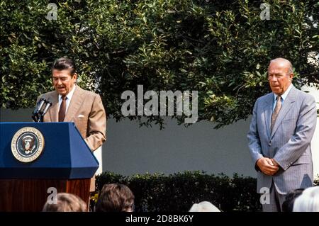 Le président des États-Unis Ronald Reagan, à gauche, fait des remarques avant que George P. Shultz, à droite, ne soit assermenté comme 60e secrétaire d'État du pays lors d'une cérémonie dans le jardin des roses de la Maison Blanche, à Washington, DC, le 16 juillet 1982. Crédit : Howard L. Sachs/CNP | utilisation dans le monde entier Banque D'Images