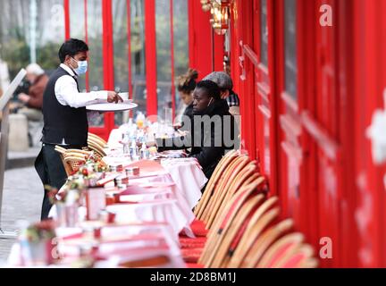 Paris, France. 28 octobre 2020. Les gens ont le petit déjeuner dans un café de la place du Tertre à Montmartre, Paris, France, 28 octobre 2020. La France va entrer dans le confinement national à partir de vendredi pour endiguer la deuxième vague de l'épidémie du coronavirus, a annoncé mercredi soir le président Emmanuel Macron. La France a enregistré mercredi 36,437 nouvelles infections à COVID-19, soit 3,020 de plus que le nombre enregistré dans les 24 heures précédentes. Credit: Xinhua/Alay Live News Banque D'Images