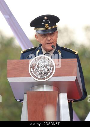 Le ministre mexicain de la Défense, le général Salvador Cienfuegos Zepeda, prononce une allocution lors de la cérémonie marquant le 105e anniversaire de la loyauté le 9 février 2018 à Mexico, au Mexique. Cienfuegos a été arrêté le 16 octobre 2020 à l'aéroport international de Los Angeles et accusé de corruption liée à la drogue. Banque D'Images