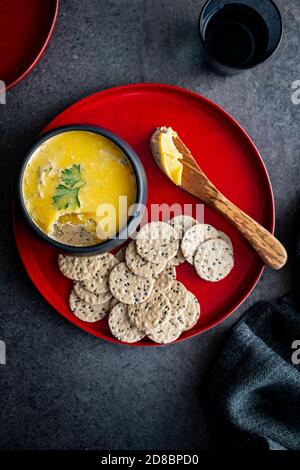 Poisson Pate sur Red plate Banque D'Images