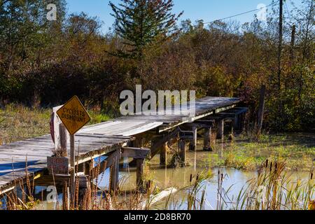 Passerelle en bois avec un centre amovible dans la communauté de Finn Slough Richmond Colombie-Britannique Canada Banque D'Images