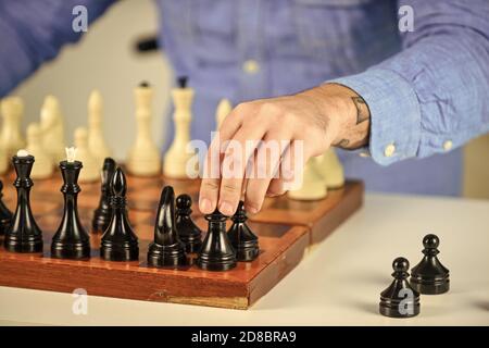 Les tactiques, c'est savoir quoi faire. Leçon d'échecs. Concept de stratégie. Jouer aux échecs. Passe-temps intellectuel. Figures sur un échiquier en bois. Réfléchir à l'étape suivante. Logiques de développement. Apprendre jouer échecs. Banque D'Images