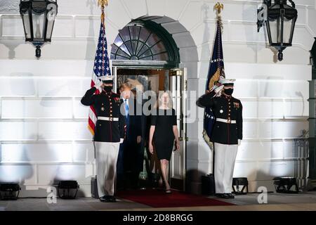 Le président Donald J. Trump, la juge Amy Coney Barrett et le juge associé de la Cour suprême Clarence Thomas arrivent à la cérémonie d’assermentation de Barrett en tant que juge associé de la Cour suprême le lundi 26 octobre 2020, sur la pelouse sud de la Maison Blanche. (ÉTATS-UNIS) Banque D'Images